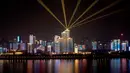 Pemandangan malam hari Kota Wuhan yang terletak di Provinsi Hubei, China tengah (13/4/2020). Pertunjukan cahaya bertema "perjuangan melawan COVID-19" digelar setiap malam di Wuhan baru-baru ini. (Xinhua/Wang Yuguo)