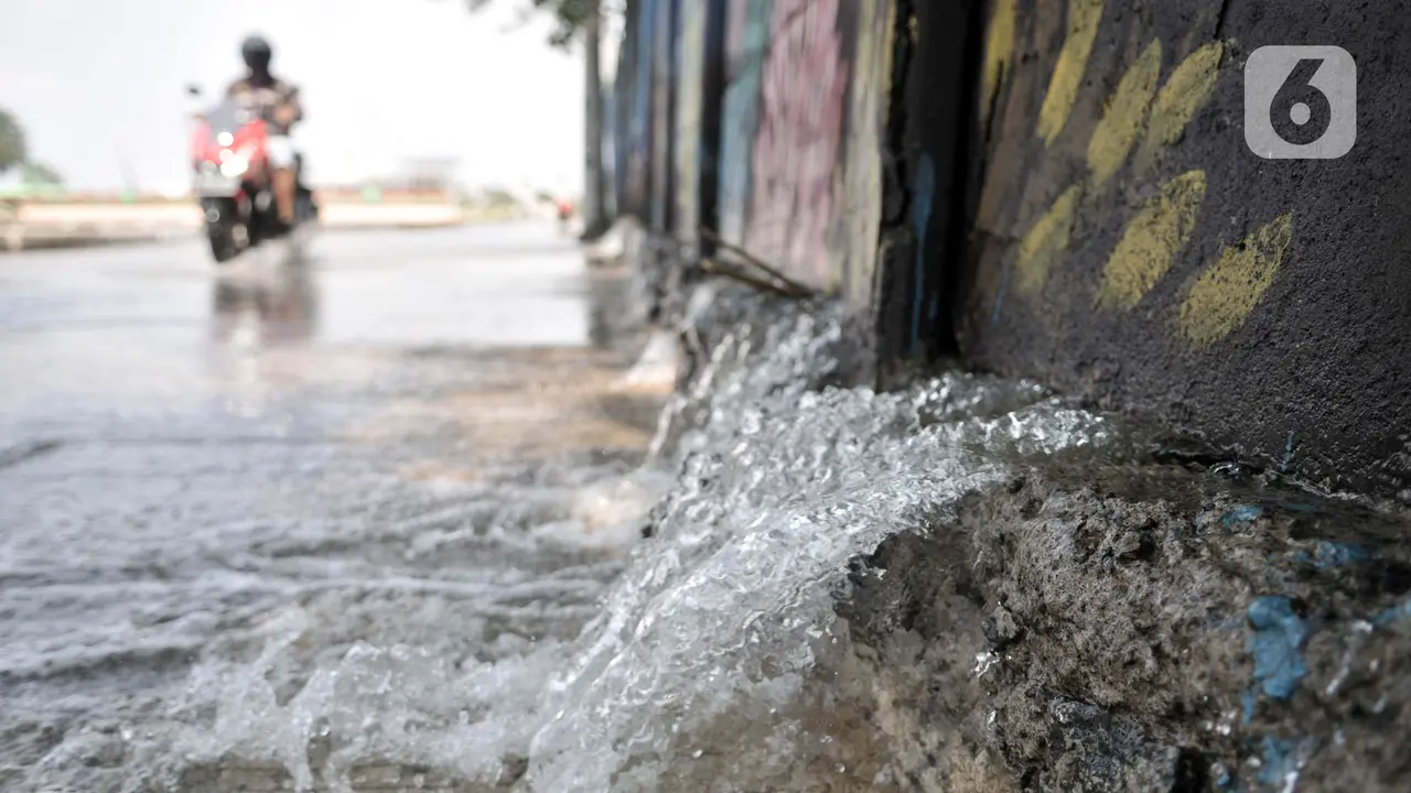 Banjir Rob Rendam Perumahan Pantai Mutiara Akibat Tanggul Jebol