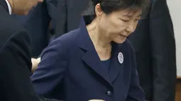 Mantan Presiden Korsel Park Geun-hye bersiap menjalani sidang perdana di Pengadilan Distrik Pusat Seoul, Korea Selatan (23/5). Wanita berusia 65 tahun tersebut menggunakan setelan warna biru tua. (AP Photo/Ahn Young-joon, Pool)