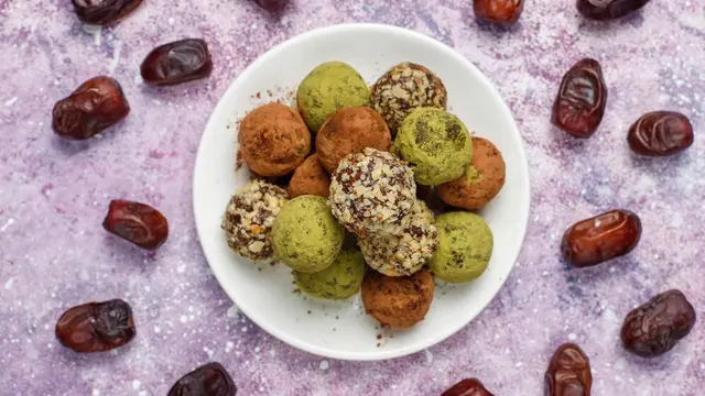 bola-bola kurma dan kacang mente yang lezat