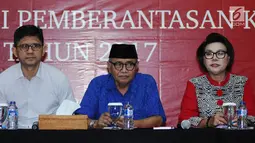 Ketua KPK Agus Rahardjo (tengah) bersama Wakil Ketua La Ode M Syarief (kiri) dan Basaria Panjaitan saat menyampaikan paparan kinerja Komisi Pemberantasan Korupsi tahun 2017 di Jakarta, Rabu (27/12). (Liputan6.com/Helmi Fithriansyah)