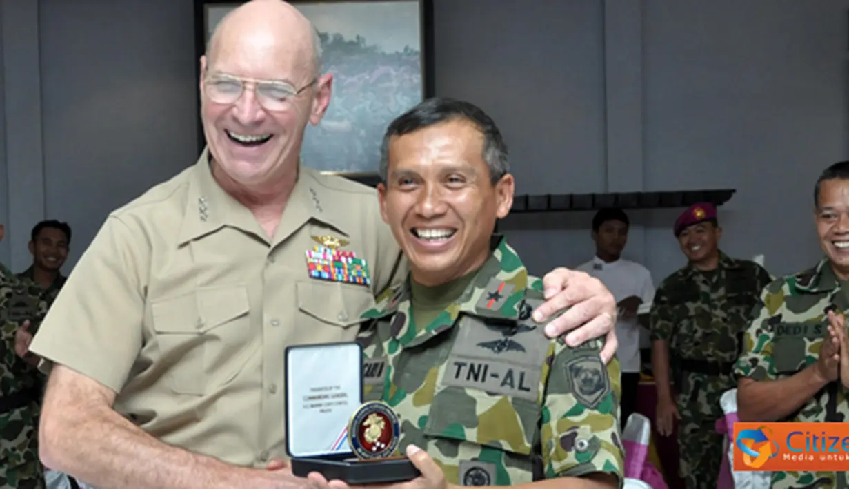 Citizen6, Surabaya: Komandan Pasmar-1 Brigadir Jenderal TNI (Mar) Tommy Basari Natanegara menerima kunjungan Commander US Marine Corps Force Pasific (COMMARFORPAC) Letnan Jenderal Duane Thiessen di Ruang VIP Lapangan tembak FX. Soepramono Karangpilang, Su