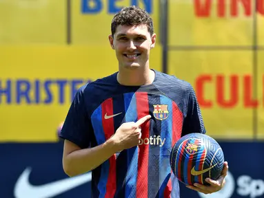 Bek baru Barcelona asal Denmark, Andreas Christensen berpose dengan jersey barunya saat presentasi di tempat latihan Joan Gamper di Sant Joan Despi, dekat Barcelona (7/7/2022). Andreas Christensen mengungkap bergabung dengan Barcelona seperti mimpi yang menjadi kenyataan. Ia sudah bermimpi bermain untuk El Barca sejak usia 8 tahun. (AFP/Pau Barrena)