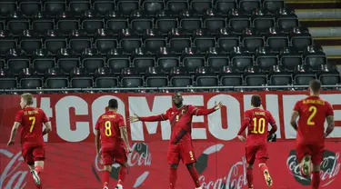 Penyerang Belgia, Romelu Lukaku (tengah) berselebrasi usai mencetak gol ke gawang Denmark pada pertandingan UEFA Nations League di stadion King Power, Leuven, Belgia, Rabu (18/11/2020). Belgia meraih satu tiket ke semifinal UEFA Nations League usai menang 4-2 atas Denmark. (AP Photo/Francisco Seco)