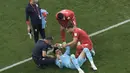 Kiper timnas Iran Alireza Beiranvand (dengan jersey biru) dihampiri oleh rekan satu timnya setelah dirinya mengalami cedera saat pertandingan sepak bola grup B Piala Dunia Qatar 2022 antara Inggris dan Iran di Stadion Internasional Khalifa, Doha, Qatar, Senin (21/11/2022). Namun akhirnya, kiper tersebut kembali terduduk dan memberi isyarat pada rekannya bahwa ia tidak bisa melanjutkan pertandingan. (AP Photo/Hasan Ammar)
