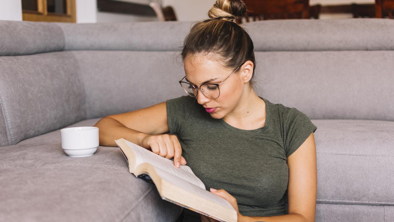 Ilustrasi membaca buku, kumpulan pantun