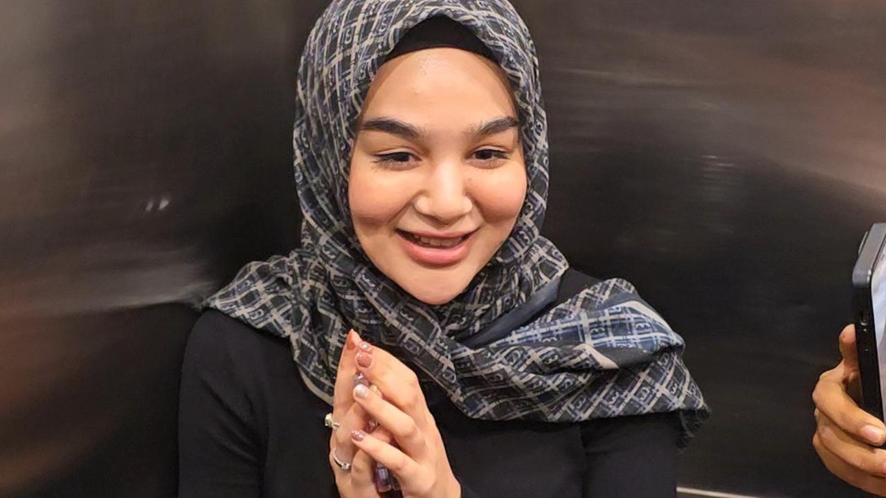 Tebar Senyum, Gaya Artis FTV Hana Hanifah usai Diperiksa Korupsi SPPD Fiktif DPRD Riau
