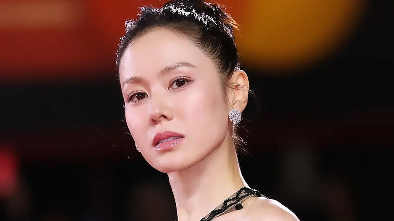 Son Ye-jin Tampil Perdana di Venice Film Festival, Istri Hyun Bin Anggun dalam Balutan Gaun Hitam
