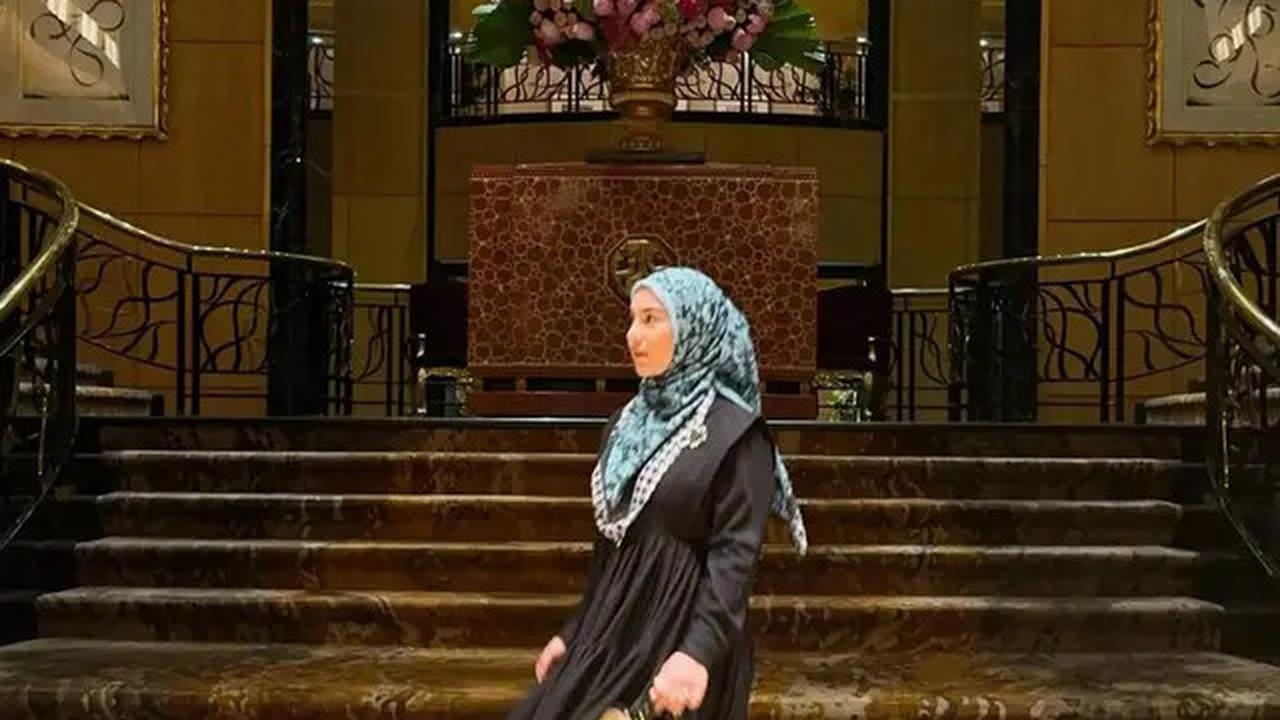 6 Model Gamis Hitam Elegan Irish Bella dan Setelan Hijabnya, Inspirasi Gaya Modis Ibu Muda Usia 30-an di 2025