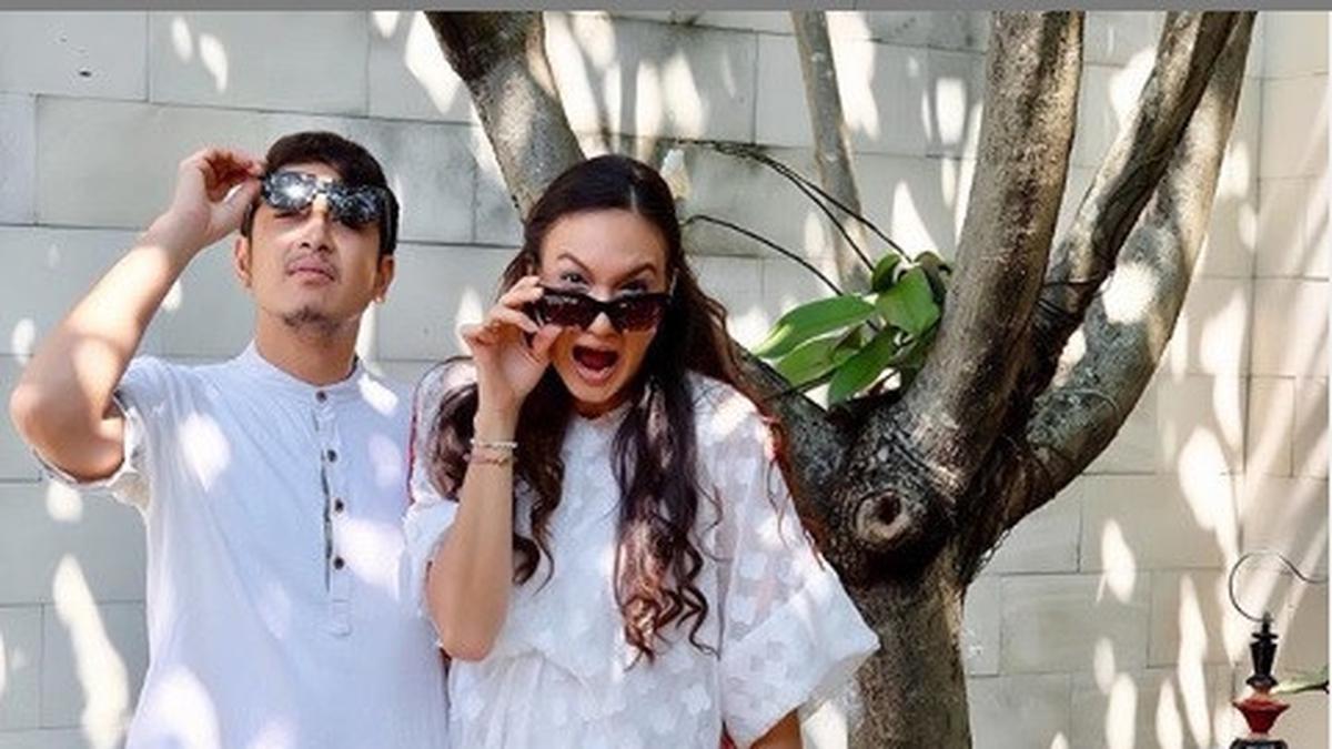 Kompak, Nadine Chandrawinata dan Dimas Anggara Berpose Rayakan Lebaran