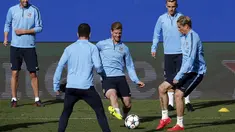 Fernando Torres (kanan) bersama penggawa Atletico Madrid melakukan latihan 'kucing-kucingan' jelang derby Madrid (REUTERS/Juan Medina)