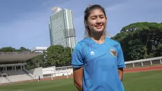 Tak ada yang salah jika penggemar sepak bola yang mayoritas dihuni kaum pria menyebut Zahra Muzdalifah merupakan bentuk paket komplit dari seorang pesepak bola wanita. Pasalnya, parasnya yang menawan tak kalah cantik dari skill sepak bolanya di lapangan. (Bola.com/Bagaskara Lazuardi)