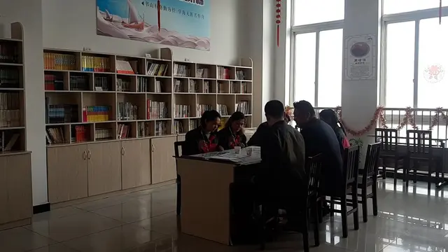 "Siswa" di pusat pelatihan vokasional di Atush, Prefektur Otonomi Kizilsu Kirgiz, Wilayah Otonomi Xinjiang-Uighur (XUAR) dari tampak jalan raya (Rizki Akbar Hasan / Liputan6.com)