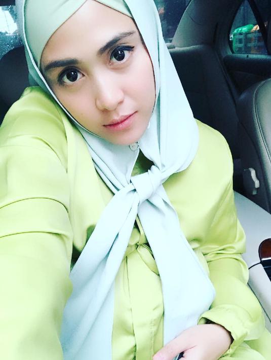 Intip Gaya April Jasmine, Istri Ustad Solmed yang Sedang 