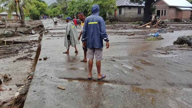 Warga memeriksa kerusakan di desa yang terkena banjir di Ile Ape, di Pulau Lembata, provinsi Nusa Tenggara Timur, Minggu (4/5/2021). Cuaca ekstrem yang mengakibatkan banjir bandang disertai hujan lebat dan angin kencang menerjang sejumlah kawasan di NTT dan NTB. (AP Photo/Ricko Wawo)