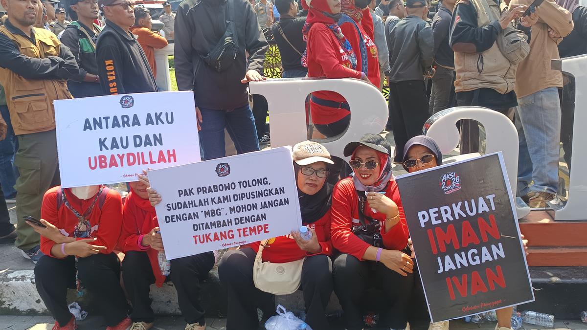 Massa RT-RW Kepung Balai Kota Tuntut Pemakzulan, Wali Kota Sukabumi Minta Maaf