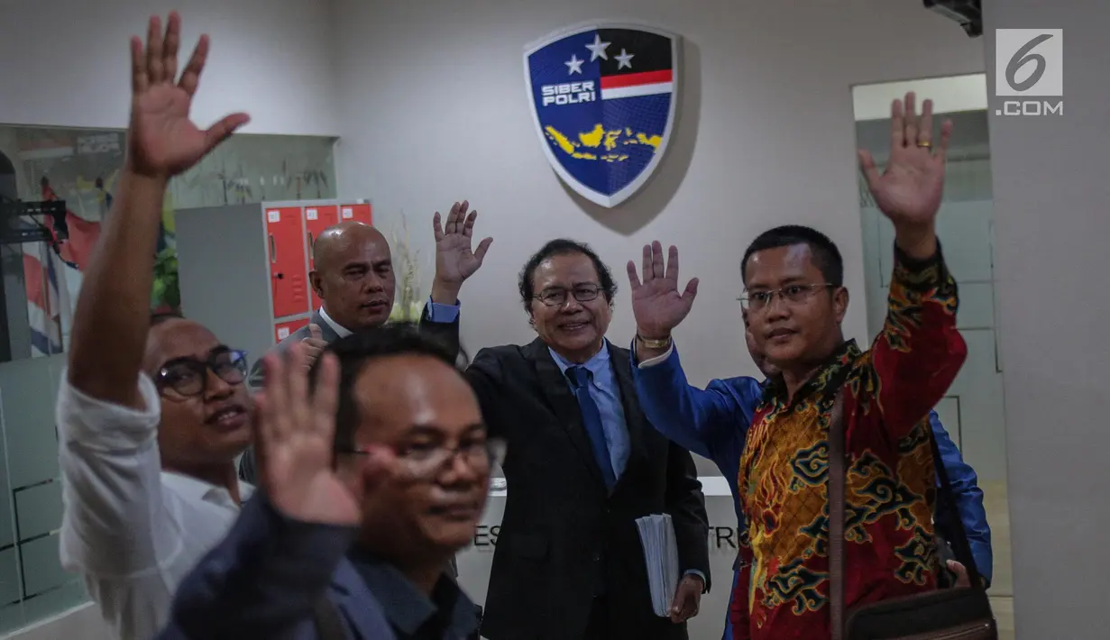 Ekonom senior, Rizal Ramli memenuhi panggilan penyidik Ditipidsiber Bareskrim Polri, Jakarta, Senin (26/11). Rizal diperiksa sebagai pelapor atas dugaan pencemaran nama baik dengan terlapor Ketum Partai Nasdem Surya Paloh. (Liputan6.com/Faizal Fanani)