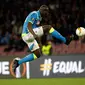 Bek Napoli, Kalidou Koulibaly mengontrol bola saat bertanding melawan Arsenal pada lanjutan leg kedua babak perempat final Liga Europa di stadion San Paolo di Naples, Italia (18/4). Dalam laga semifinal Liga Europa, The Gunners akan bersua Valencia yang berhasil menyingkirkan Villarreal. (AP Photo/L