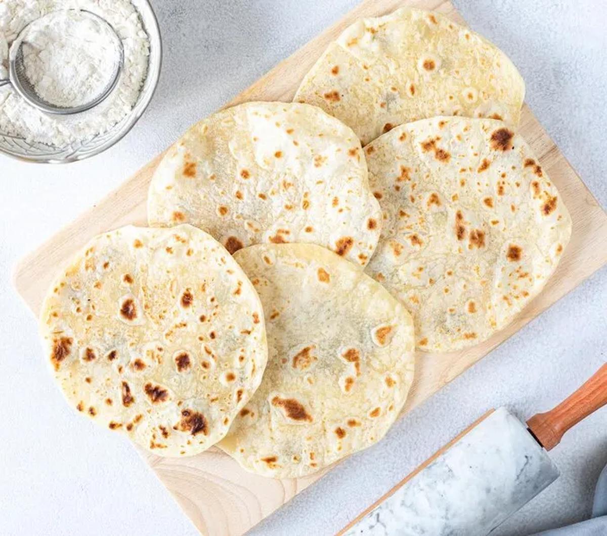 Tortilla umumnya menggunakan shortening nabati, sementara roti India mengandalkan canola atau minyak sayur.