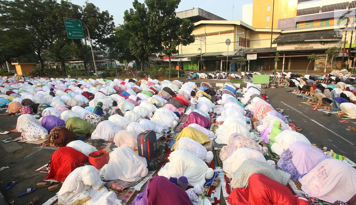 Ribuan umat muslim bersujud menjalankan Salat Idul Adha 1438 H di kawasan Pasar Senen, Jakarta, Jumat (1/8). Setelah menjalankan salat umat muslim melakukan penyembelihan hewan kurban. (Liputan6.com/Immanuel Antonius) 