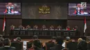 Ketua Majelis Hakim Mahkamah Konstitusi, Anwar Usman didampingi sejumlah Hakim Konstitusi memimpin sidang perdana sengketa Pilpres 2019 di Mahkamah Konstitusi (MK), Jakarta, Jumat (14/6/2019). Sidang itu memiliki agenda pembacaan materi gugatan dari pemohon. (Lputan6.com/Johan Tallo)