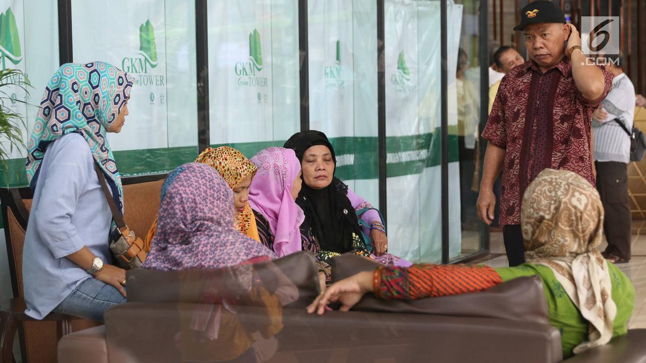 PHOTO: Pemilik First Travel Ditangkap, Calon Jemaah Terkatung - katung