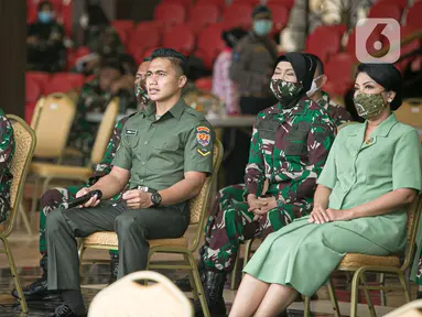 Serda Aprilia Manganang (kedua kiri) didampingi KSAD Jendral TNI Andika Perkasa (kiri) menjalani sidang perubahan status jenis kelamin dan pergantian nama di Pengadilan Negeri Tondano secara virtual di Mabes TNI AD, Jakarta, Jumat (19/3/2021). (Liputan6.com/Faizal Fanani)