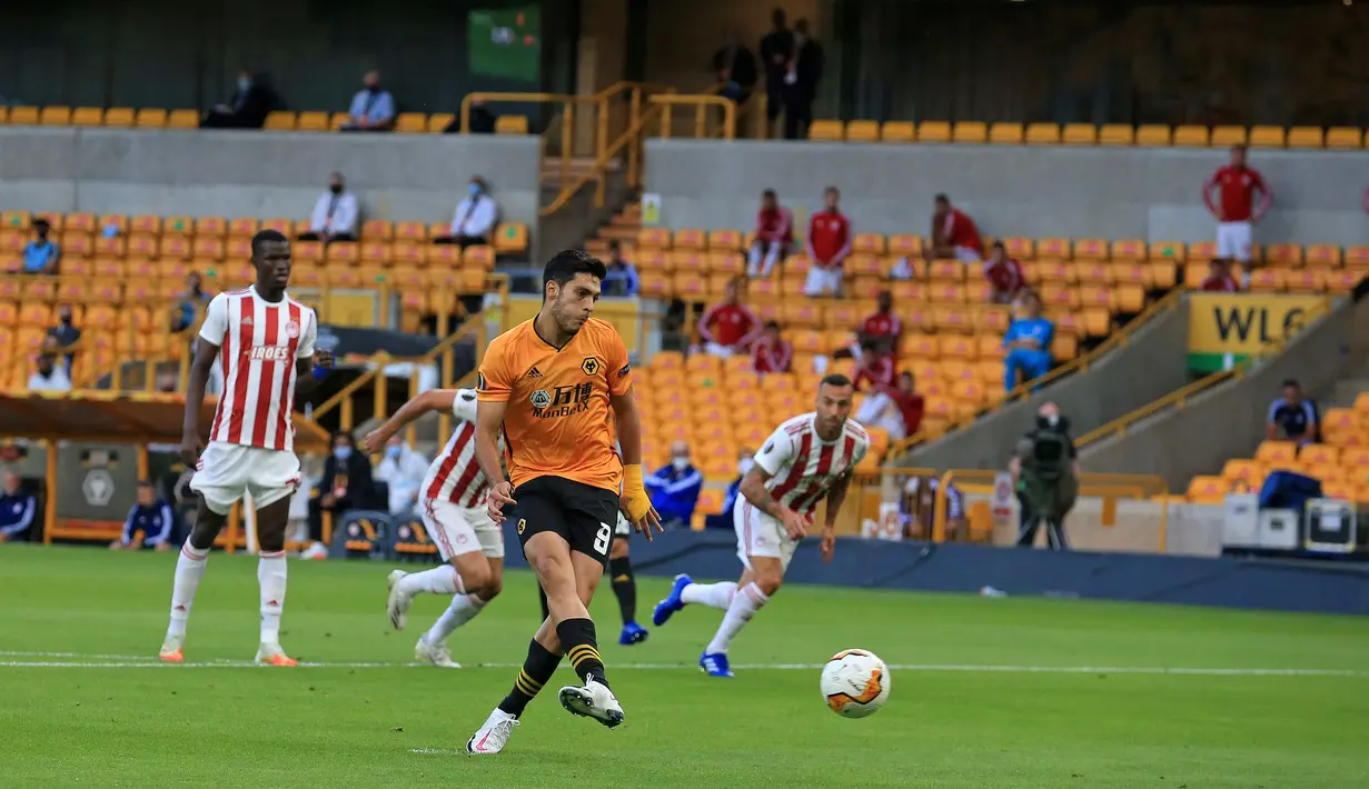 Striker Wolverhampton Wanderers Raul Jimenez, saat melakukan tendangan penalti ke gawang Olympiacos pada laga leg kedua babak 16 besar Liga Europa 2019/2020 di Molineux Stadium, Jumat (7/8/2020) dini hari WIB. Wolverhampton menang 1-0 atas Olympiacos. (AFP/Lindsey Parnaby)