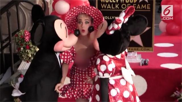 Tokoh kartun Minnie Mouse dianugerahi sebuah bintang di Hollywood Walk of Fame.