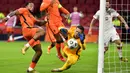 Penyerang Belanda, Memphis Depay, berusaha mencetak gol ke gawang Polandia pada laga UEFA Nations League di Stadion Johan Cruijff Arena, Amsterdam, Sabtu (5/9/2020) dini hari WIB. Belandang menang 1-0 atas Polandia. (AFP/John Thys)