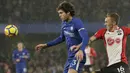 Pemain Chelsea, Marcos Alonso (kiri0 berusaha melewati adangan pemain Southampton,  James Ward-Prowse pada laga Premier League di Stamford Bridge, London, (16/12/2017). Chelsea menang 1-0. (AP/Tim Ireland)