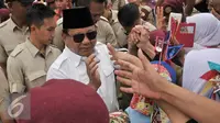 Ketua Umum Partai Gerindra Prabowo Subianto menyalami pendukung yang hadir di kampanye akbar Cagub Anies-Sandi di Lapangan Banteng, Jakarta, Minggu (5/2). (Liputan6.com/Yoppy Renato)