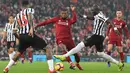 Gelandang Liverpool, Georginio Wijnaldum berebut bola dengan pemain Newcastle United, Kenedy dan Mohamed Diame pada pertandingan Liga Inggris di Stadion Anfield, Rabu (26/12). Liverpool berpesta gol ke gawang Newcastle United, 4-0. (Paul ELLIS/AFP)