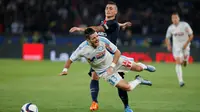 Pemain PSG Marco Verratti (belakang) berebut bola dengan pemain Olympique Marseille Remy Cabella dalam lanjutan Liga 1 Perancis di Parc des Princes stadium,Paris, Minggu (04/10/2015). PSG menang 2-1.  (EPA/Ian Langsdon)