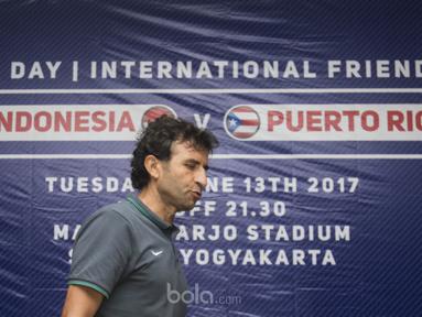 Pelatih Timnas Indonesia, Luis Milla, menghadiri jumpa pers jelang laga uji coba melawan Puerto Rico di Hotel Alana, Sleman, Senin (12/6/2017). (Bola.com/Vitalis Yogi Trisna)