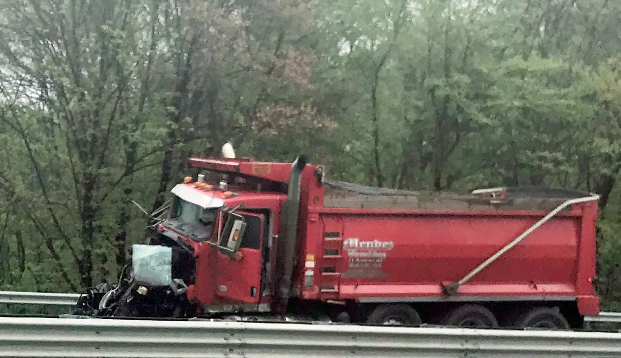 Kondisi sebuah truk sampah yang terlibat tabrakan dengan bus sekolah di Interstate 80, Mount Olive, New Jersey, Kamis (17/5). Gubernur New Jersey, Phil Murphy, menyebut beberapa mengalami luka parah dan harus menjalani operasi. (Jay Faltings via AP)