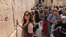 Miss Universe 2020 dari Meksiko Andrea Meza berpose di depan Tembok Barat, Yerusalem, Rabu (17/11/2021). Organisasi Miss Universe mengumumkan bahwa Miss Universe 2021 akan dilaksanakan di Eliat, Israel, pada Desember 2021. (AFP/Ahmad Gharabli)