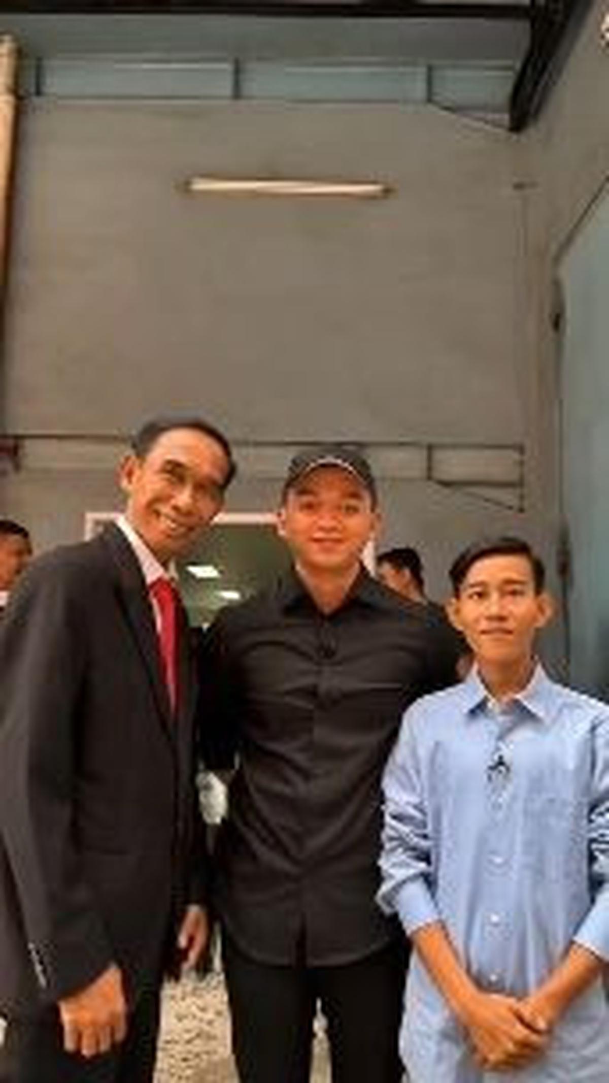 "Ketika Mayor Tessy mengawal Jokowi dan Mas Gibran," tulis keterangan video.