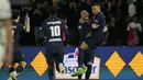 Para pemain Paris Saint-Germain merayakan gol yang dicetak oleh Kylian Mbappe ke gawang Rennes pada laga Semifinal Piala Prancis di Stadion Parc des Princes, Rabu (3/4/2024). (AP Photo/Thibault Camus)