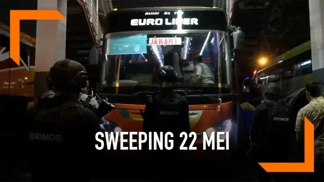 Puluhan personel gabungan menggelar sweeping di Terminal Purabaya. Mereka memburu penumpang bus yang akan berangkat ke Jakarta untuk menggelar aksi menolak hasil pemilu 22 Mei 2019.