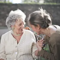 nenek dan cucu perempuan/Photo by Andrea Piacquadio from Pexels