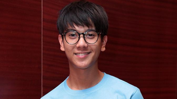6 Gaya Iqbaal Ramadhan Dari Kasual Sampai Formal Lifestyle Liputan6 Com