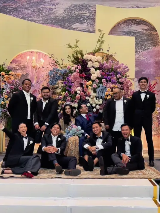 Dia memilih menguncir rambut panjangnya dan mengenakan high heels. [Instagram/yukikt]