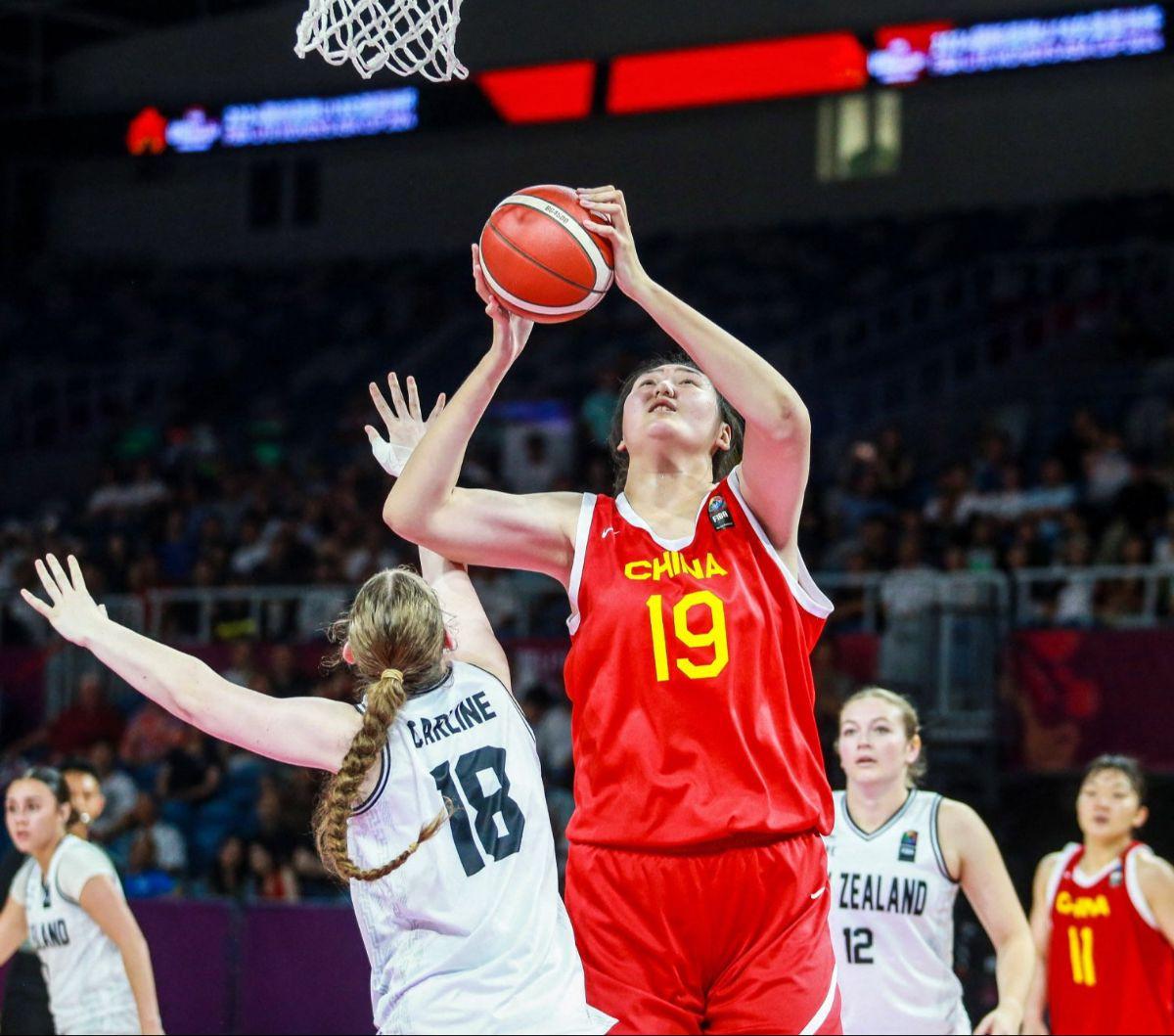 Pebasket muda China, Zhang Ziyu menjadi sorotan setelah berhasil membawa negaranya menumbangkan Indonesia dan Selandia Baru dalam dalam FIBA U-18 Women’s Asia Cup 2024 di Shenzhen, China. Zhang Ziyu viral diperbincangkan di media sosial bukan hanya berk