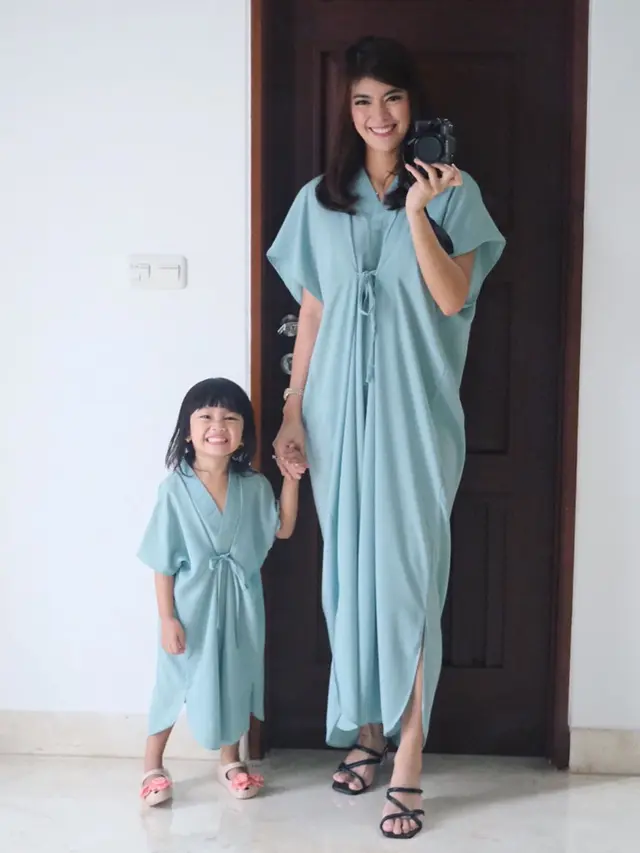 7 Gaya Raya Kohandi dan Putrinya Pakai Baju Kembar Ini Stylish Banget