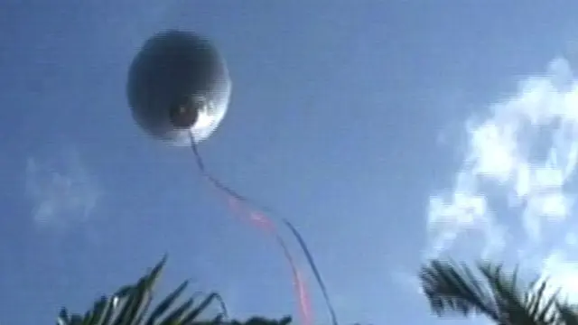 Lebaran Unik: Dari Pecingan Sampai Balon Terbang di Makam