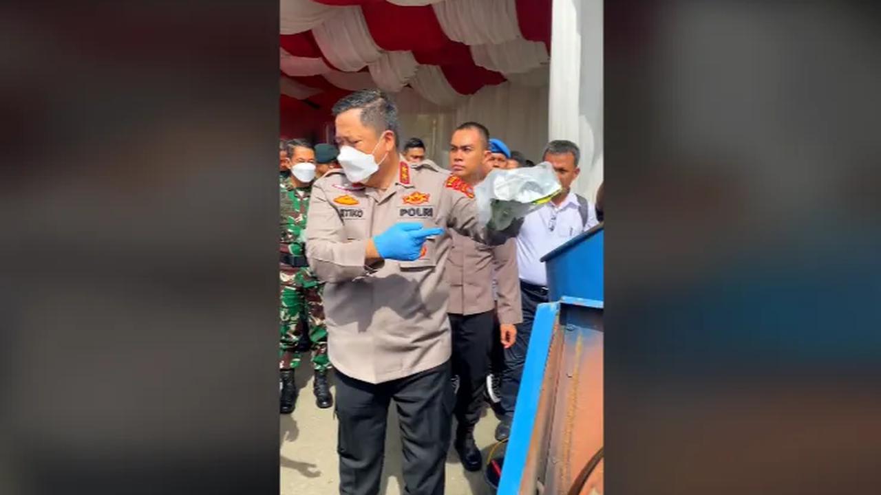 Kapolda Aceh Irjen Achmad Kartiko memimpin pemusnahan barang bukti narkotika jenis sabu seberat 112 kilogram di Mapolda Aceh pada Rabu (11/10).<br>
