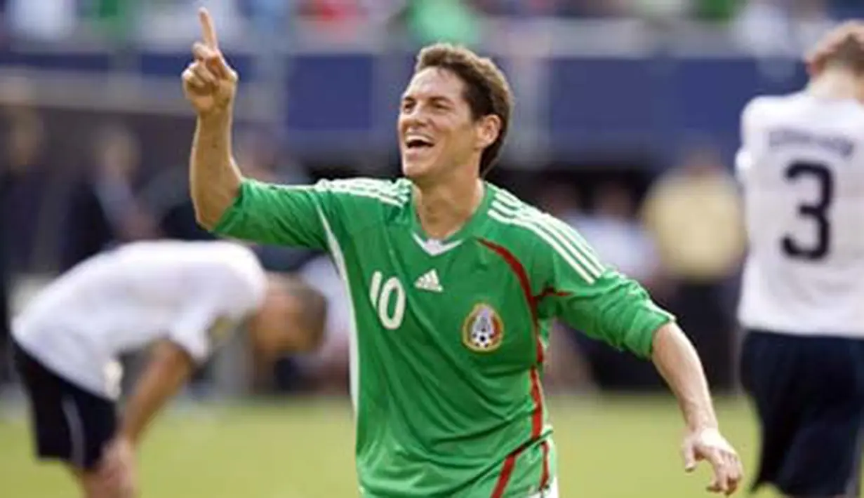 Kegembiraan striker Meksiko, Guillermo Franco setelah menjebol gawang AS di final CONCACAF Gold Cup yang berlangsung di Giants Stadium, East Rutherford, New Jersey, 26 Juli 2009. Meksiko unggul 5-0. AFP PHOTO/DON EMMERT 