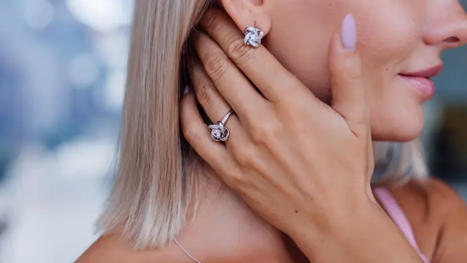 4 Kategori Warna Outfit yang Cocok di Mix & Match dengan Aksesori Emas dan Silver (photo by freepik.com)