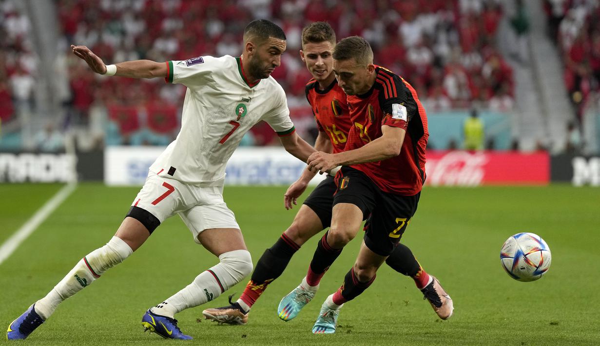 Timnas Maroko pun sempat beberapa kali balik menekan dan menebar ancaman ke gawang Timnas Belgia. Setali tiga uang dengan Belgia, tekanan Hakim Ziyech dkk di kubu Maroko juga belum mampu berbuah gol. (AP/Alessandra Tarantino)